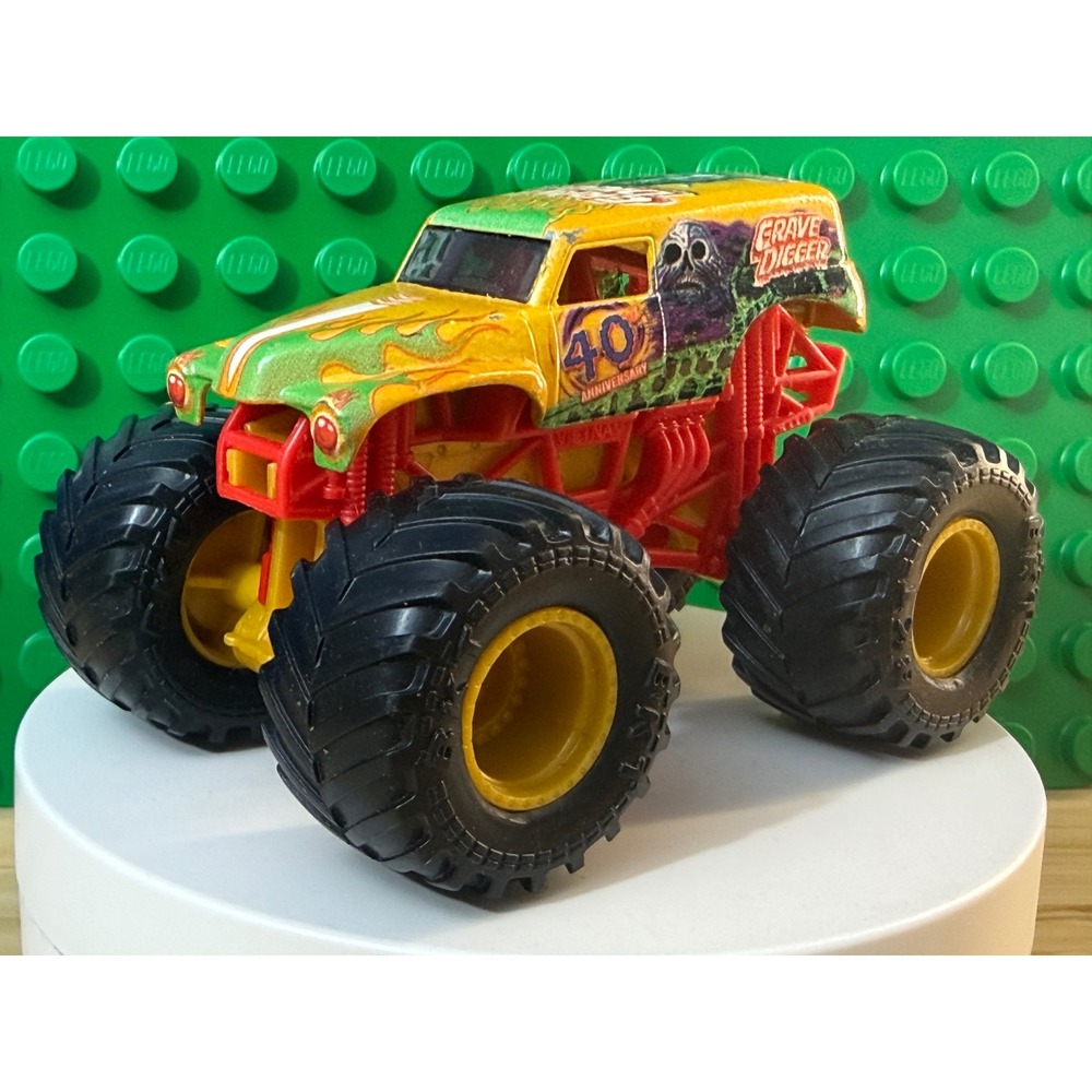 Monster Jam Grave Digger 40th Anniversary Yellow 1:64 Diecast Truck